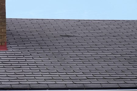 How to choose between roof repair and roof replacement in mobile